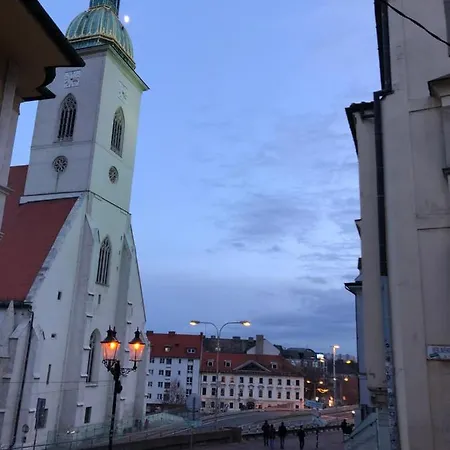 Pleasant Under The Castle ブラチスラヴァ